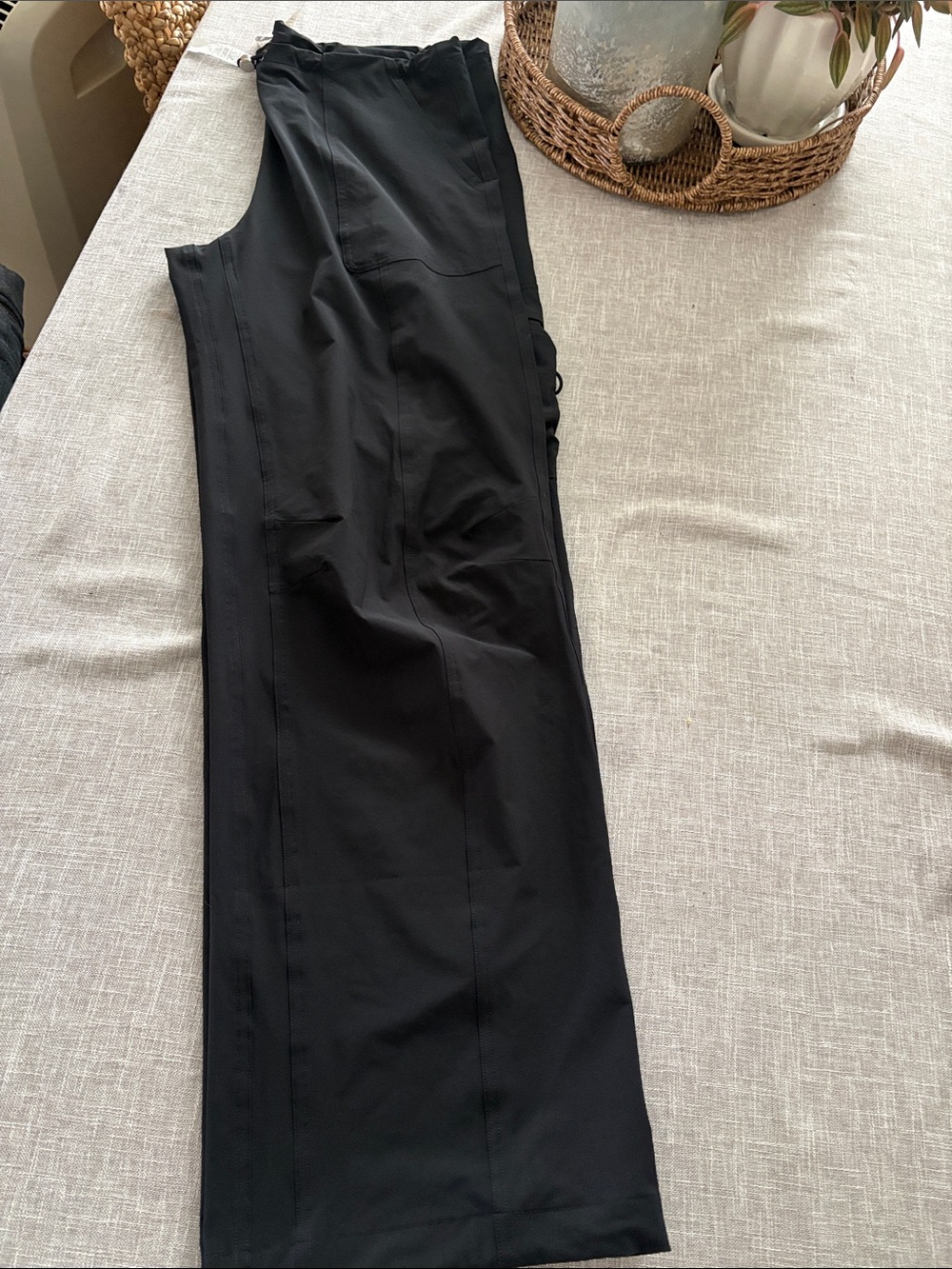 ALO Yoga Black low rise mega star cargo pants.